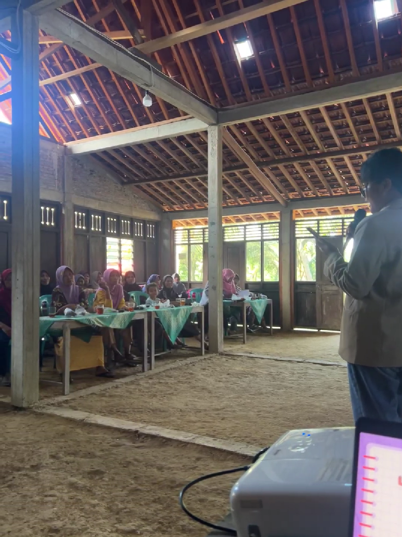 Mahasiswi KKN UGM Memberikan Sosialisasi tentang Cara Merawat Dokumen